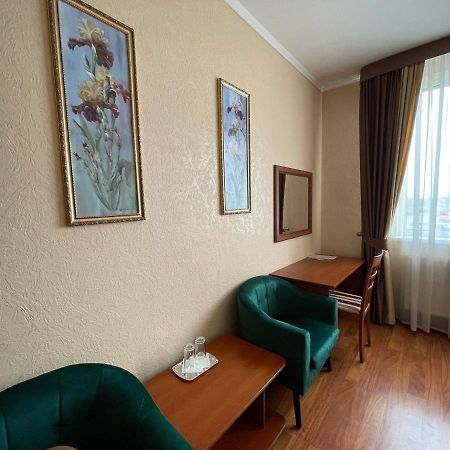 Yunist Hotel Ivano-Frankivsk Ngoại thất bức ảnh