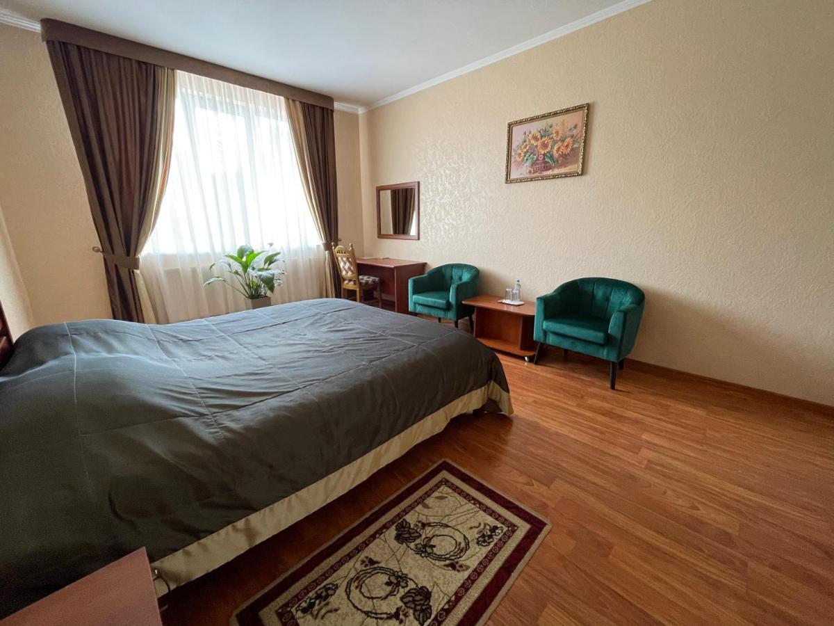 Yunist Hotel Ivano-Frankivsk Ngoại thất bức ảnh