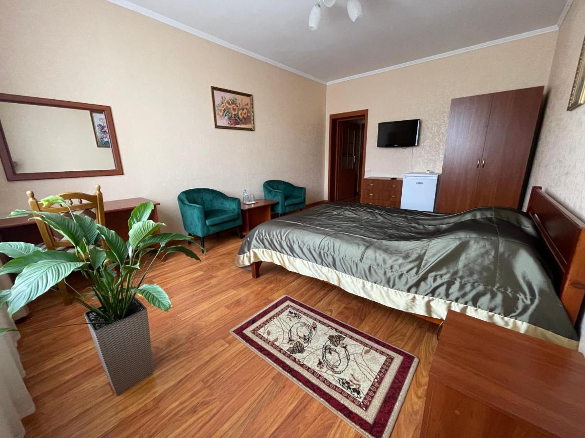 Yunist Hotel Ivano-Frankivsk Ngoại thất bức ảnh