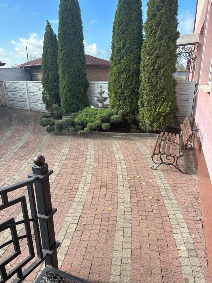 Yunist Hotel Ivano-Frankivsk Ngoại thất bức ảnh