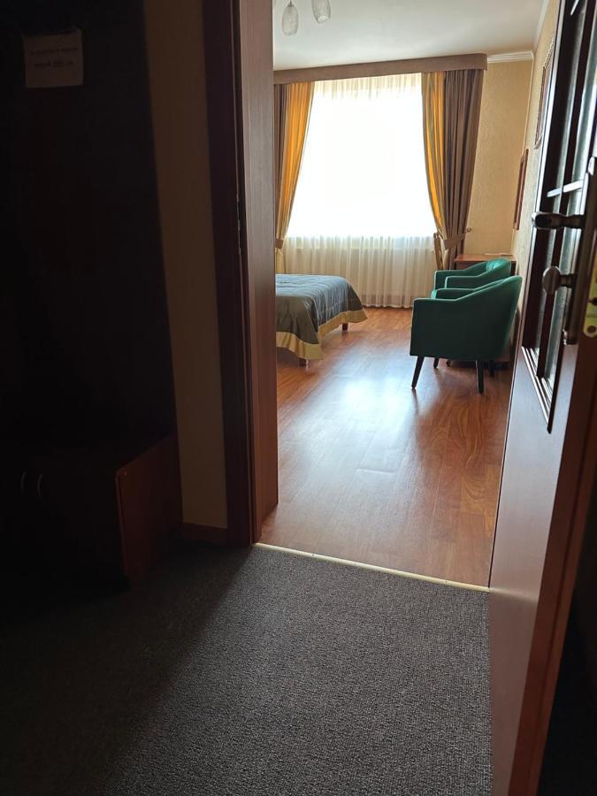 Yunist Hotel Ivano-Frankivsk Ngoại thất bức ảnh